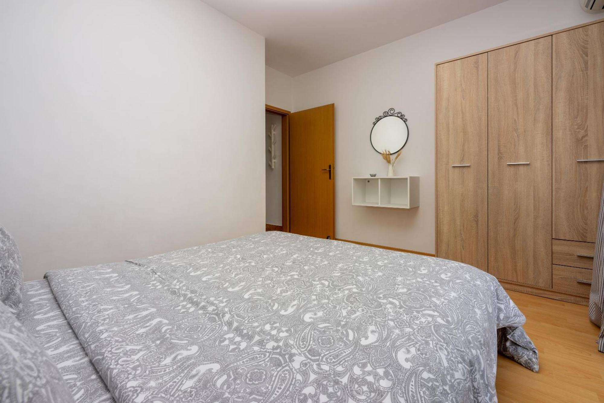 Claudia Apartman *